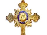 un gros plan d'une croix sur laquelle est accrochée une médaille