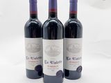 trois bouteilles de vin rouge posées sur une table blanche