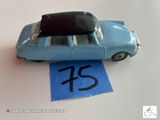 une petite voiture posée sur une feuille de papier