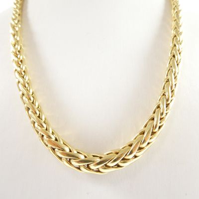 gros plan d'un collier en or sur un mannequin mannequin mannequin mannequin mannequin mannequin mannequin mannequin