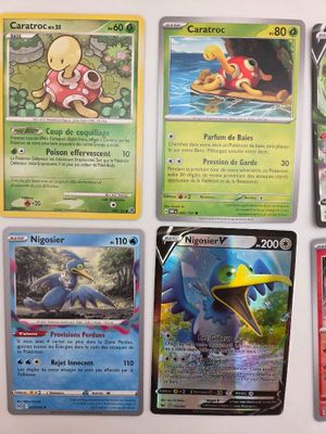 plusieurs cartes de pokémon sont alignées sur une surface blanche