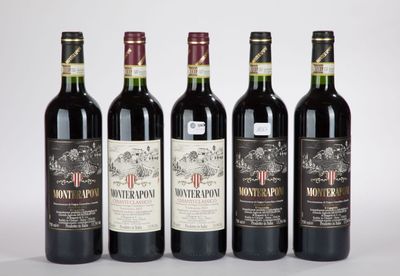 quatre bouteilles de vin sont alignées