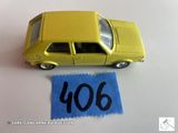 une petite voiture jaune posée à côté d'un tissu bleu
