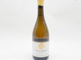 une bouteille de vin posée sur une table