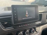 une photo du tableau de bord d'une voiture avec un appareil GPS