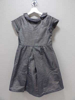 une robe de petite fille suspendue à un cintre