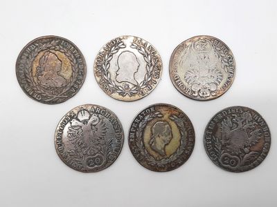 six pièces différentes, de tailles et de formes variées, posées sur une surface blanche