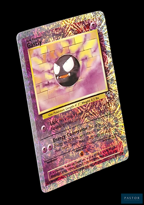 un gros plan sur une carte Pokémon dont le recto est noir