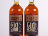 deux bouteilles de scotch et une bouteille de bourbon sur fond blanc