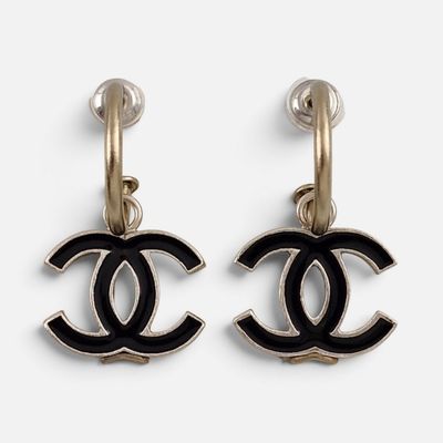 une paire de boucles d'oreilles Chanel sur fond blanc