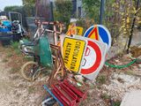 un tas de vieilles pancartes et d'autres vieilleries dans la cour