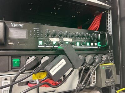 un rack sur lequel sont installés de nombreux appareils électroniques de différents types