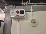 une machine posée sur une table dans une pièce