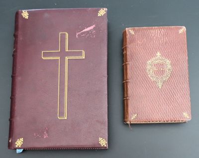 deux livres posés l'un à côté de l'autre sur une table