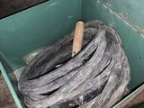 une boîte contenant un tuyau, posée par terre