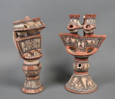 deux vases décorés, posés l'un à côté de l'autre sur une surface grise