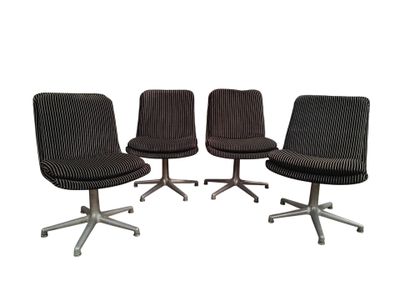 lot de quatre chaises pivotantes de style moderne du milieu du siècle