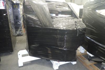 de nombreuses boîtes noires posées sur une palette