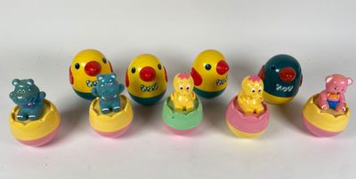 un groupe d'animaux en peluche assis dans un œuf