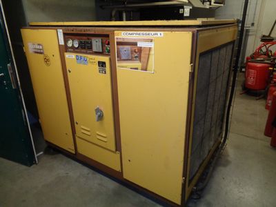 une grande machine jaune qui se trouve dans une pièce