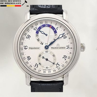une montre en argent avec un cadran blanc et un bracelet en cuir noir