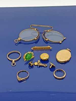 de nombreux types de bijoux différents sur un fond bleu