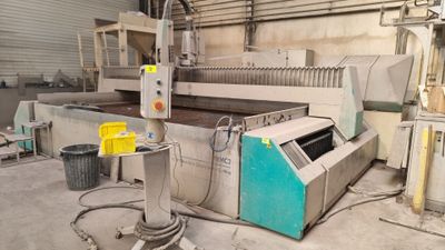 une machine qui se trouve à l'intérieur d'un bâtiment