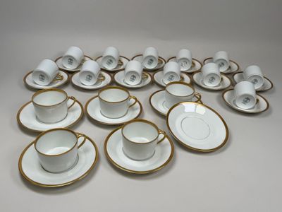de nombreuses tasses et soucoupes posées sur la table