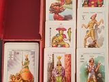 une boîte rouge contenant quatre cartes et une boîte rouge contenant quatre cartes
