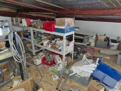 une pièce où il y a beaucoup de cartons par terre