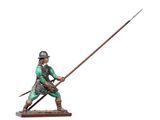 une figurine représentant un homme muni d'une épée, sur fond blanc