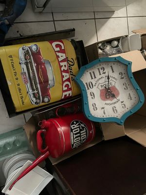 une horloge posée sur un comptoir