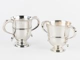 paire de tasses plaquées argent, munies d'une anse de chaque côté