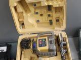 une mallette jaune contenant des outils, posée sur une table