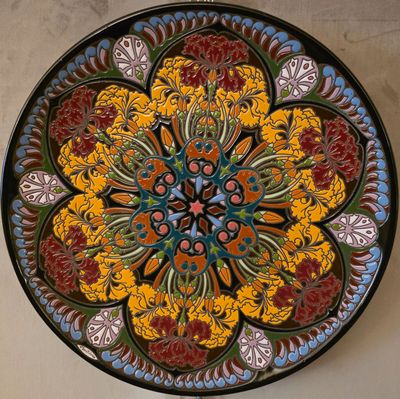 une assiette décorative ornée d’un motif floral coloré