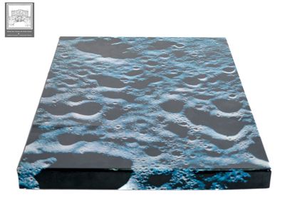 La surface de la Lune est recouverte d'eau bleue.