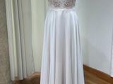 une robe blanche posée sur un mannequin dans une pièce