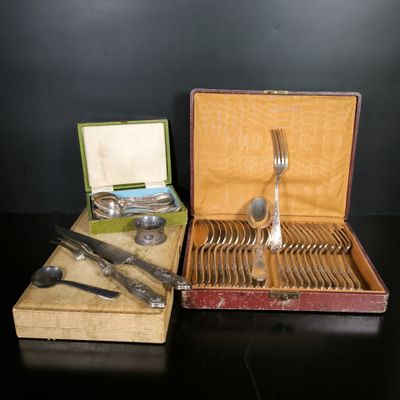 une boîte contenant de l'argenterie et une boîte contenant de l'argenterie
