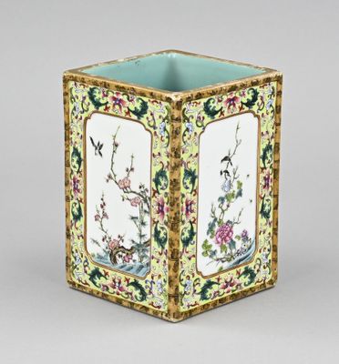 une image représentant un vase orné d'un motif représentant un oiseau et des fleurs
