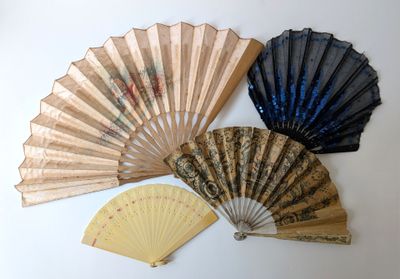 Plusieurs types de ventilateurs sont disposés sur une surface blanche