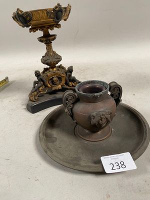 une assiette sur laquelle sont posés une tasse et une soucoupe, à côté d'un bougeoir