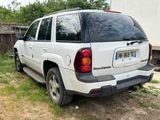 un SUV blanc garé dans l'herbe