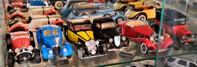 de nombreux types de voitures-jouets dans une vitrine