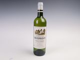 une bouteille de vin posée sur une table
