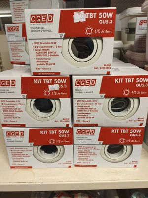 Plusieurs cartons contenant des kits sont posés sur une étagère dans un magasin