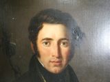 portrait d'un homme vêtu d'un manteau noir et d'une chemise blanche