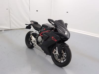 une moto noire garée dans une pièce aux murs blancs