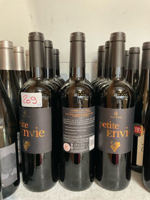 plusieurs bouteilles de vin sont alignées sur un comptoir