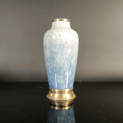un vase bleu et blanc posé sur une table noire