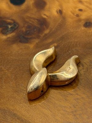 deux bananes posées sur une table en bois